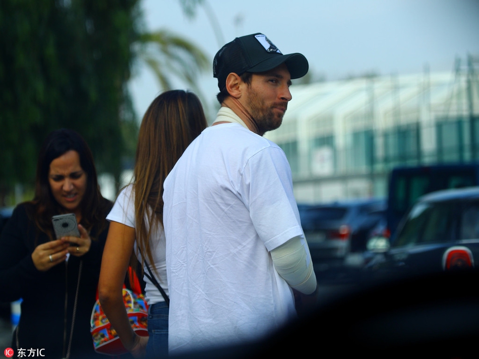 梅西伤后首次亮相 接孩子放学