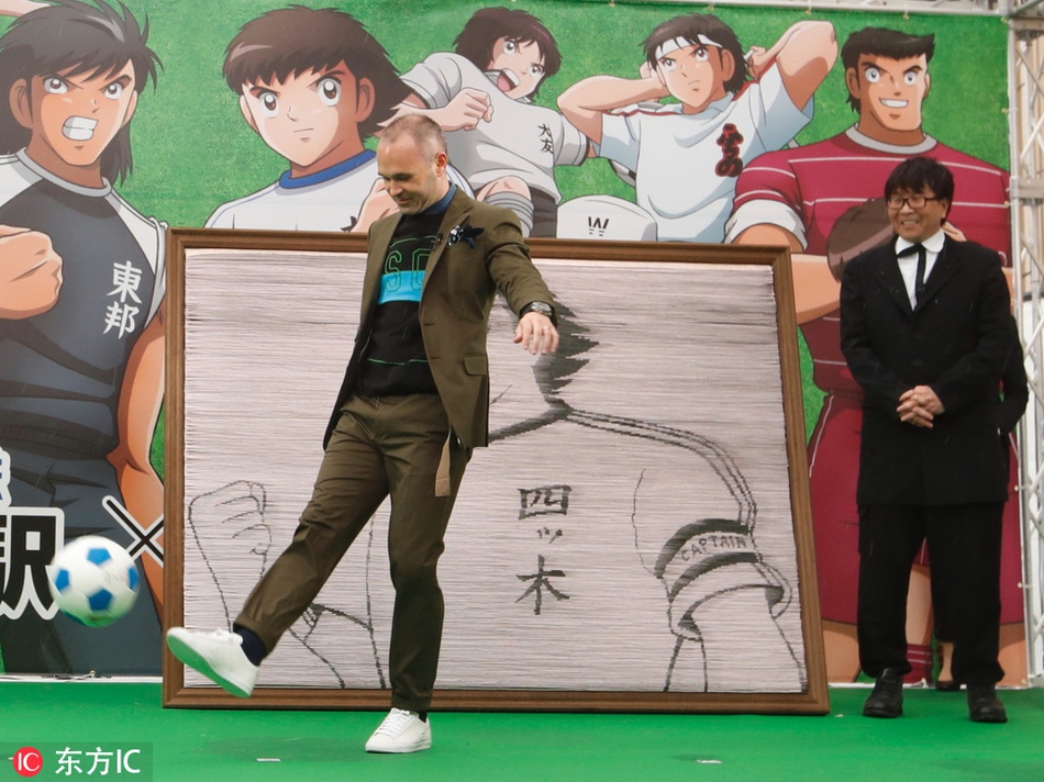 铁杆粉丝伊涅斯塔助阵《足球小将》 获赠大空翼球衣