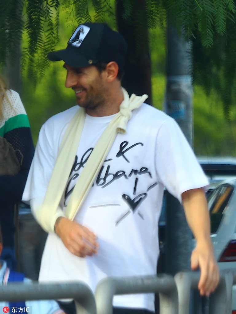 梅西伤后首次亮相 接孩子放学