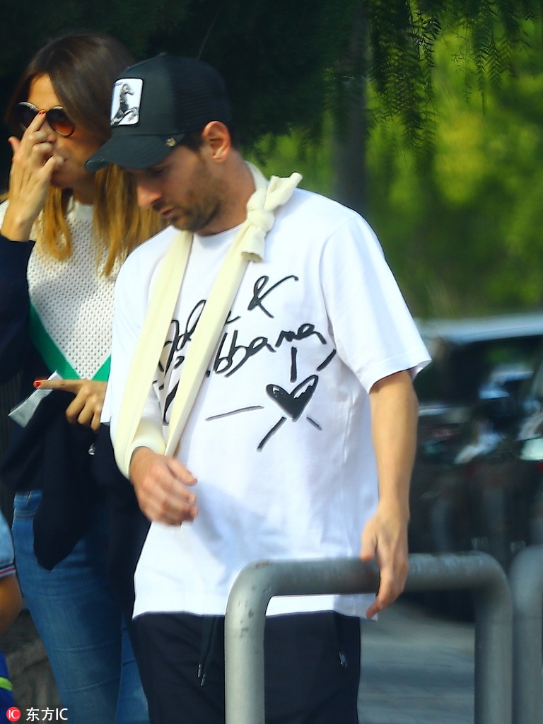 梅西伤后首次亮相 接孩子放学