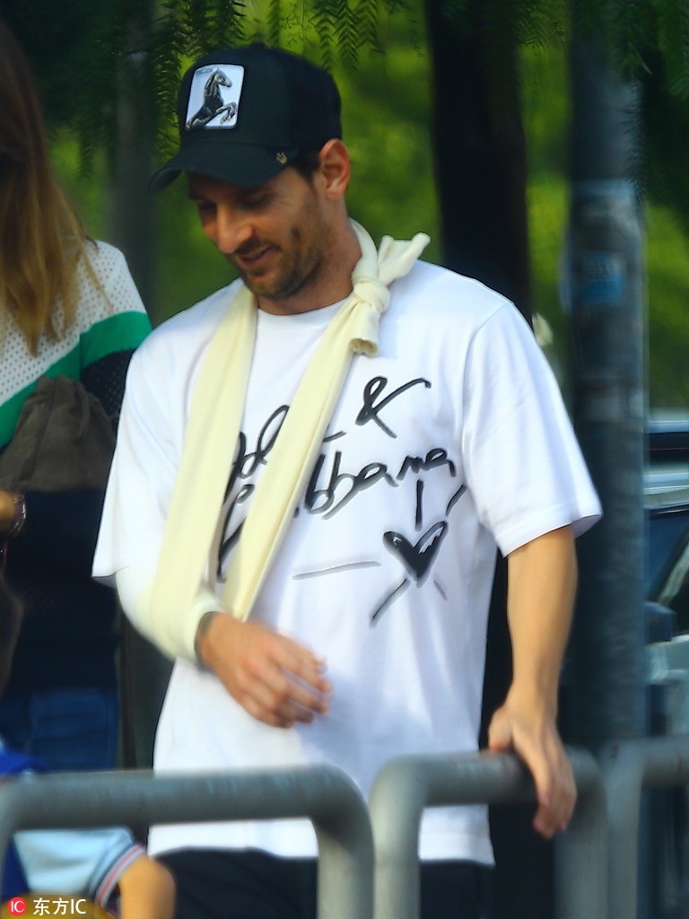 梅西伤后首次亮相 接孩子放学