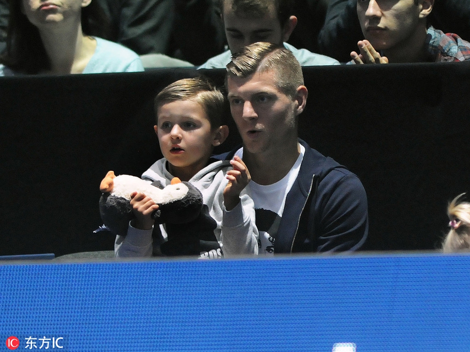 皇马大将抱爱子父爱满满