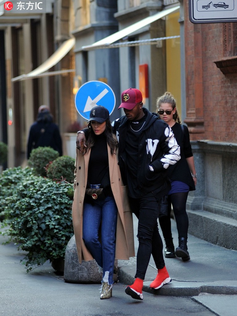 国米妖星携女友逛街 勾肩搭背_高清图集_新浪网