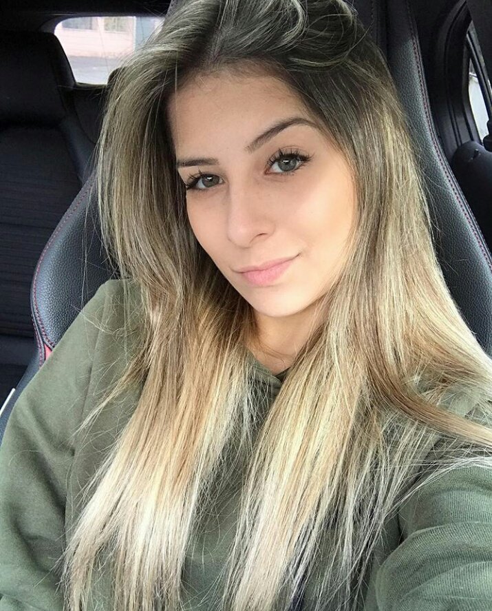 巴萨新援和火辣女友