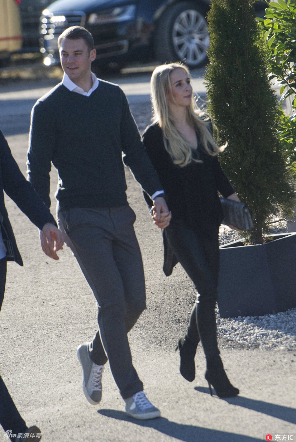 拜仁门神诺伊尔与女友完婚