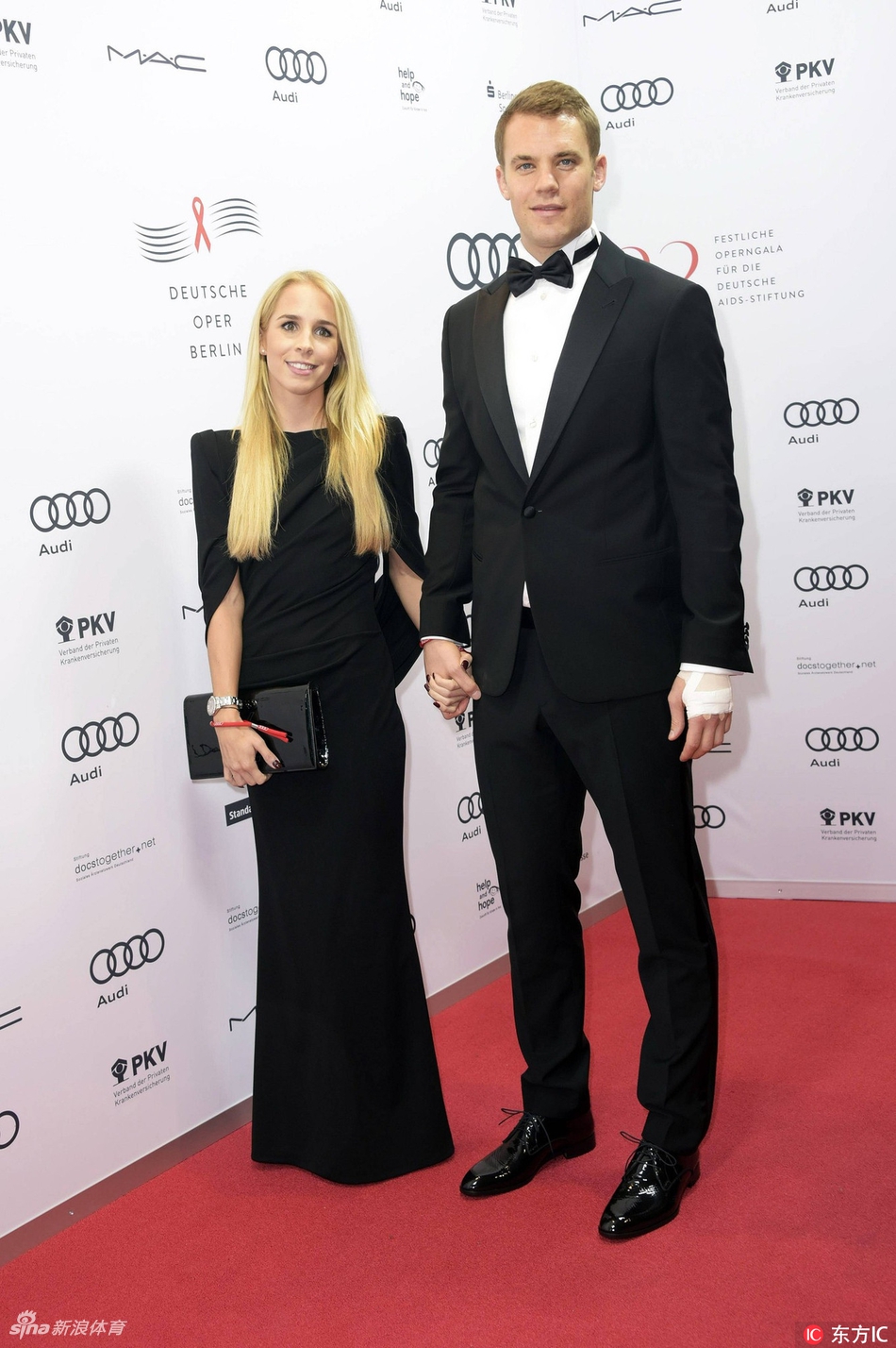 拜仁门神诺伊尔与女友完婚