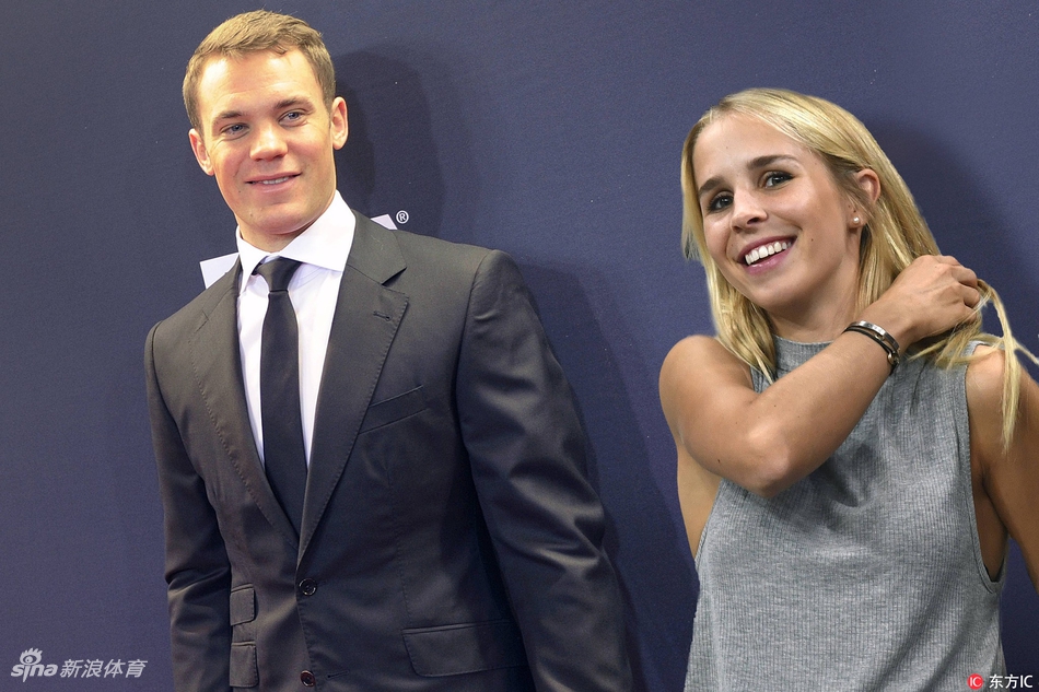 拜仁门神诺伊尔与女友完婚