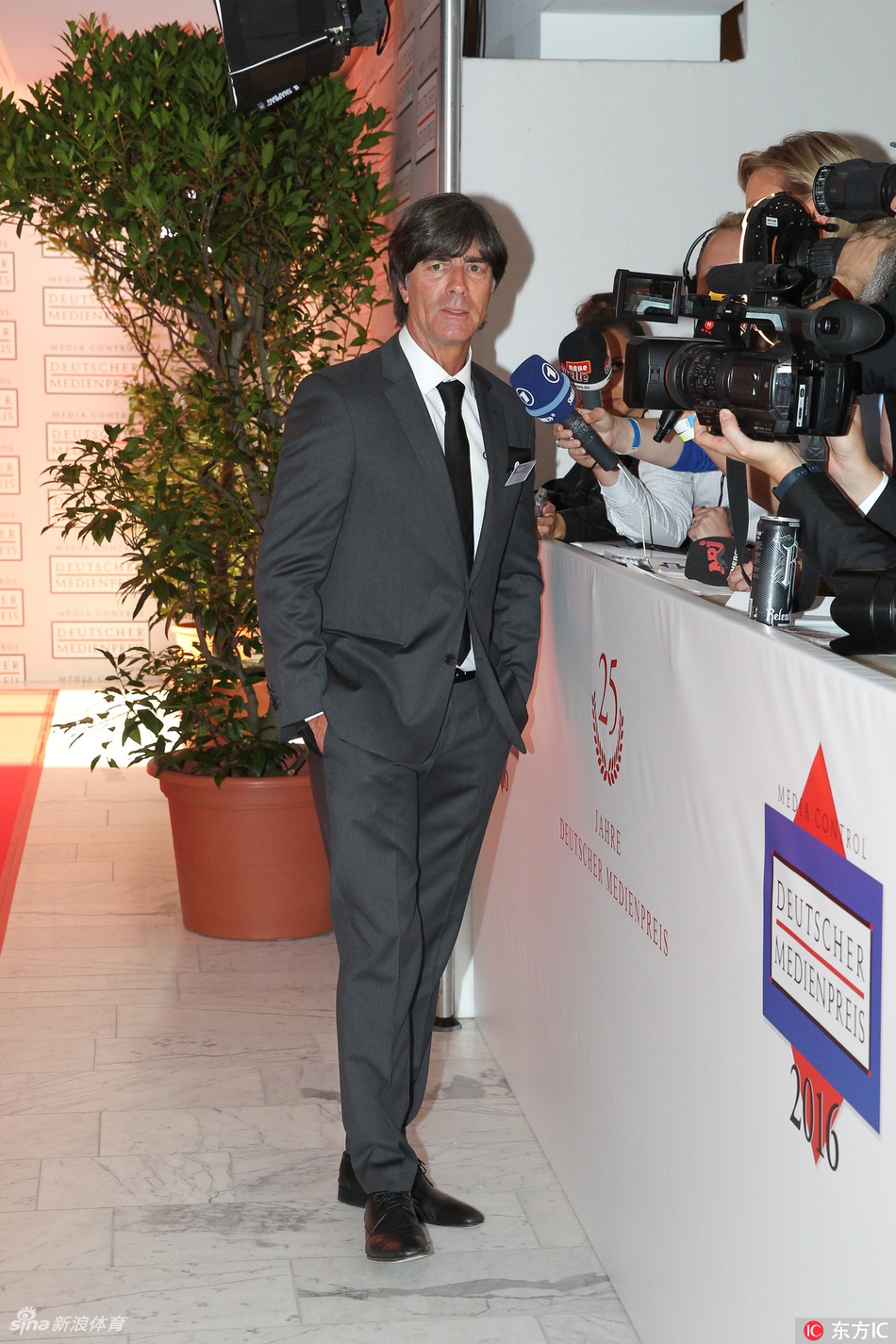 德国媒体奖举行 德国国家队主帅勒夫西装革履帅气出席