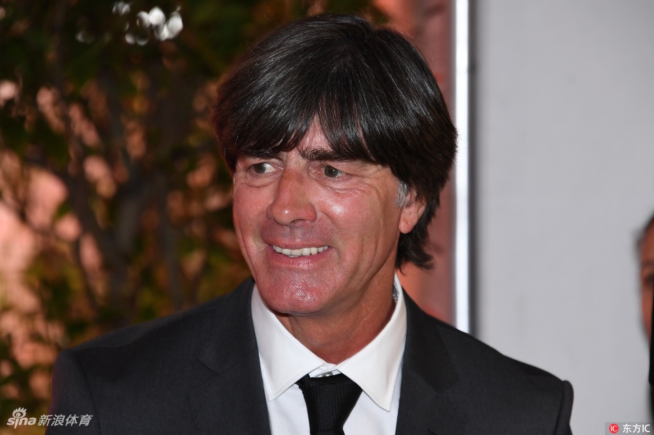 德国媒体奖勒夫西装帅气出席