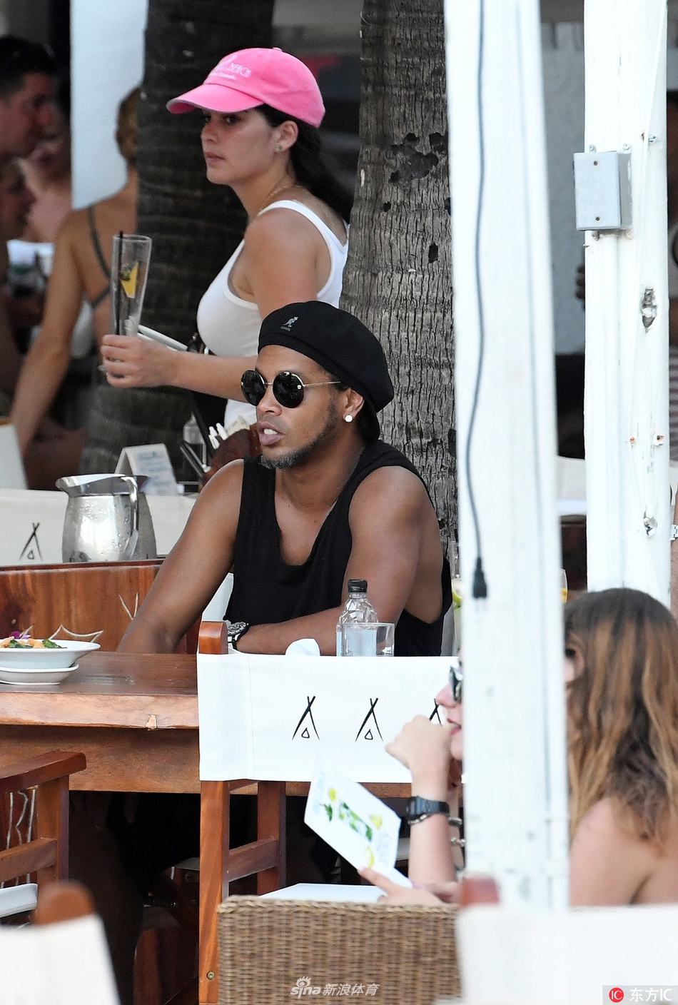 小罗度假左拥右抱场面香艳_高清图集_新浪网