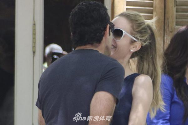 菲戈与妻子当街热吻大秀恩爱