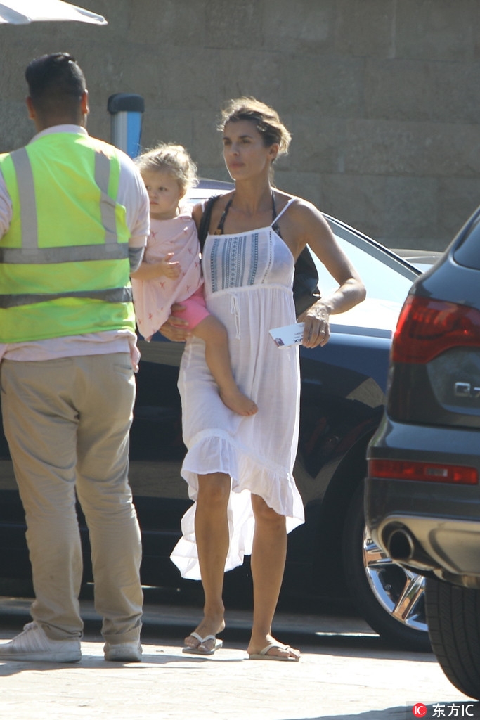 意甲女神卡纳莉斯海滩度假 比基尼大秀完美身材