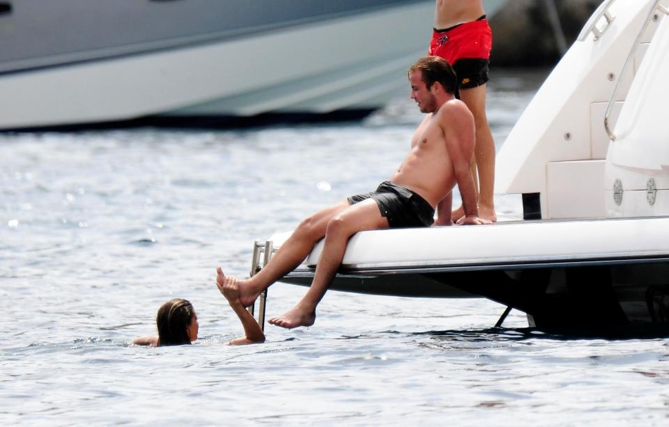 格策和女友度假艳光四射