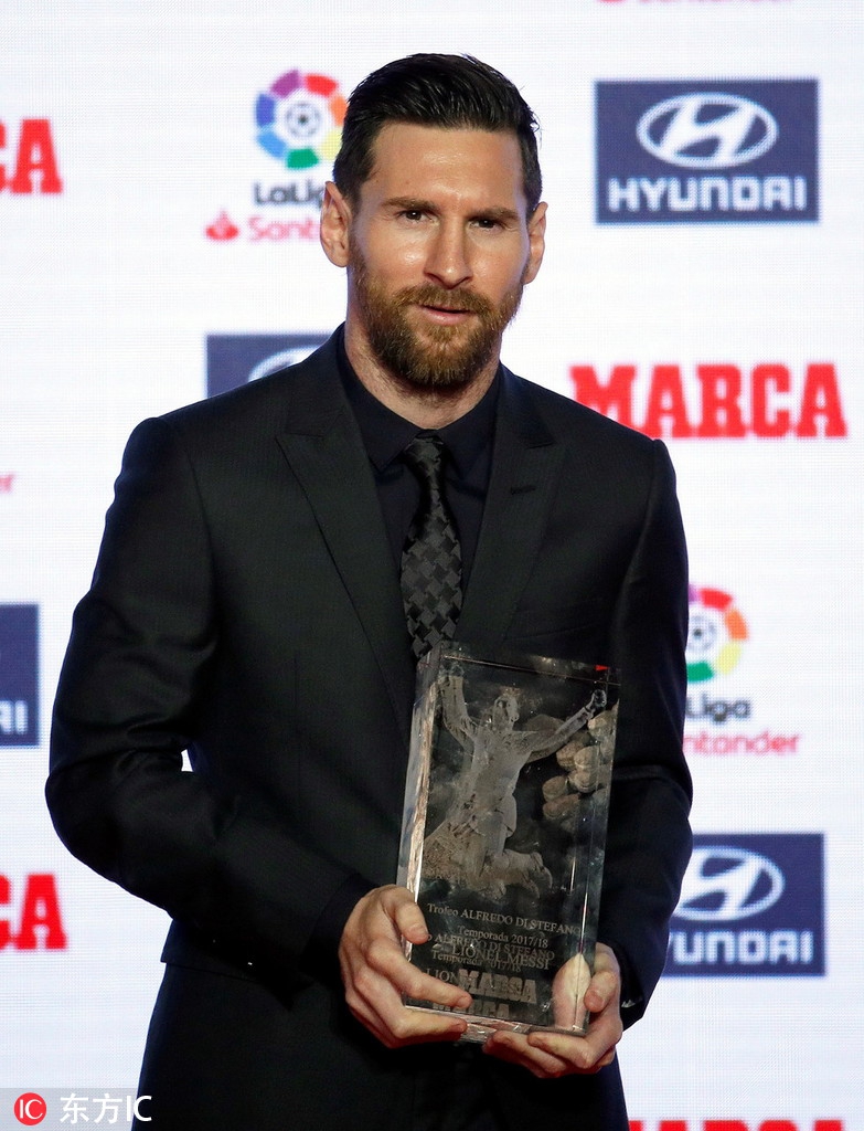 西甲颁奖礼 梅西领衔领取奖杯