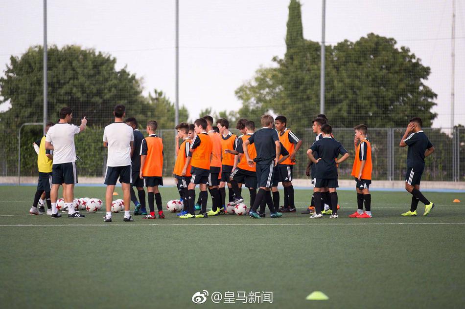 阿隆索回归皇马执教U14