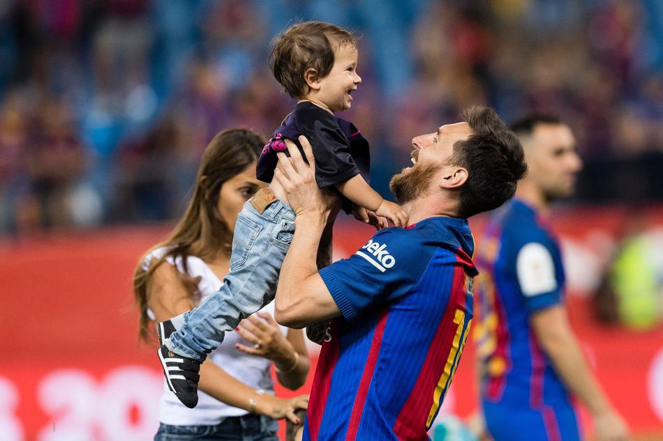 梅西超萌二儿子三岁了