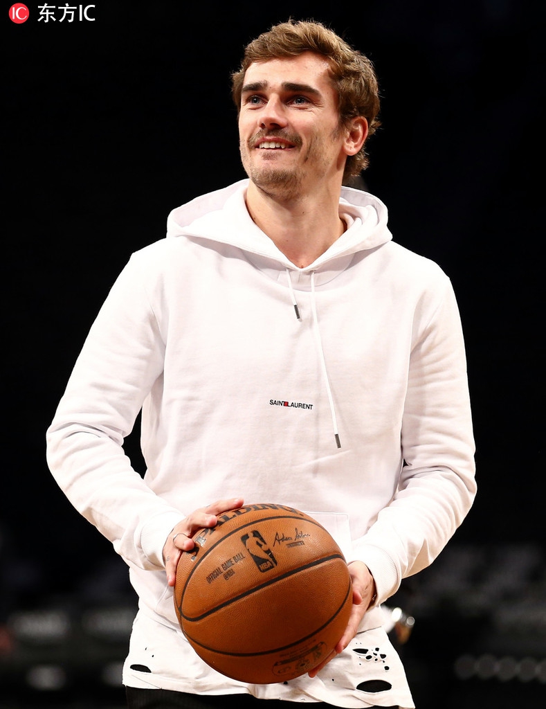 格列兹曼看NBA秀篮球技艺