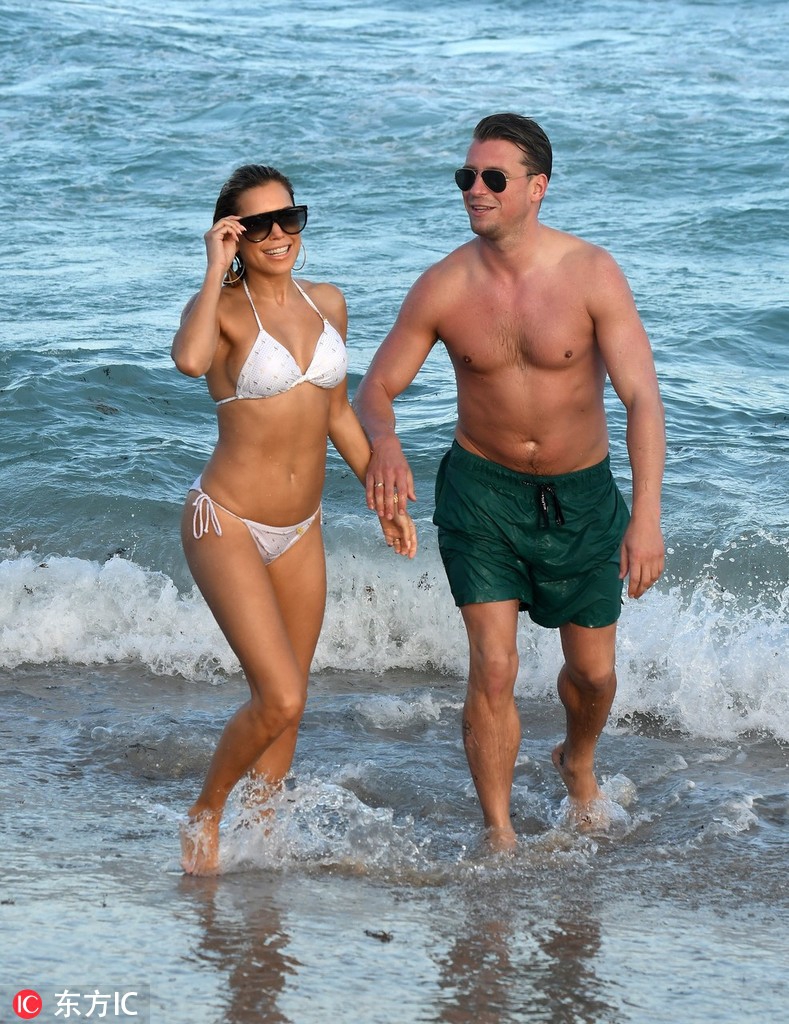 范德法特前妻与新欢水中热吻