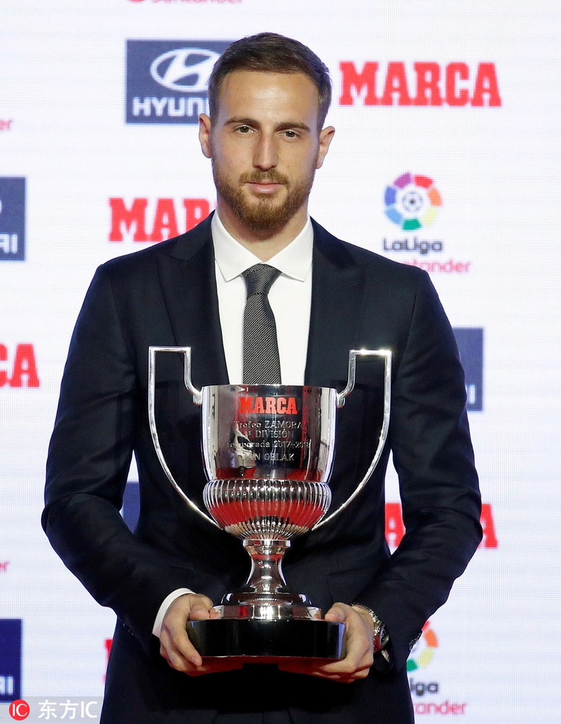 西甲颁奖礼 梅西领衔领取奖杯