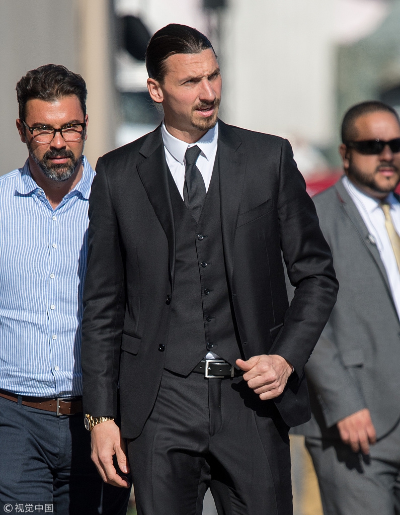 伊布霸气挥手西装加持气场强