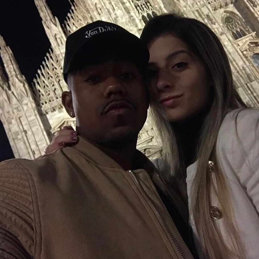 又一对青梅竹马巴萨新援和女友