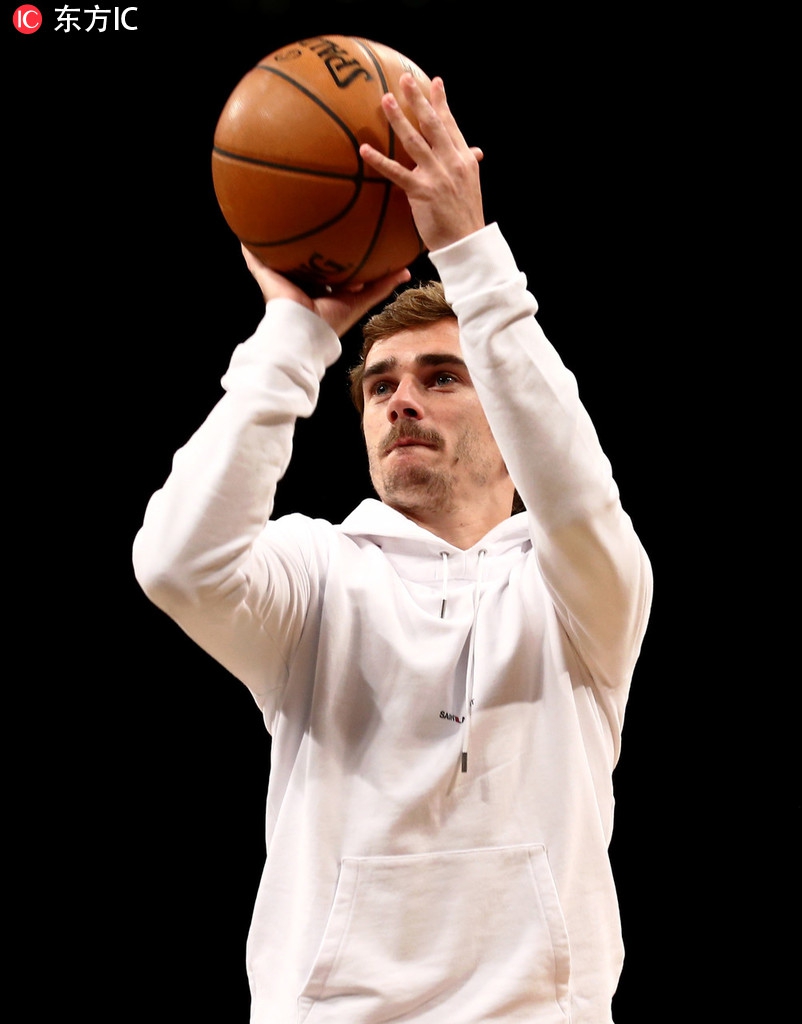 格列兹曼看NBA秀篮球技艺