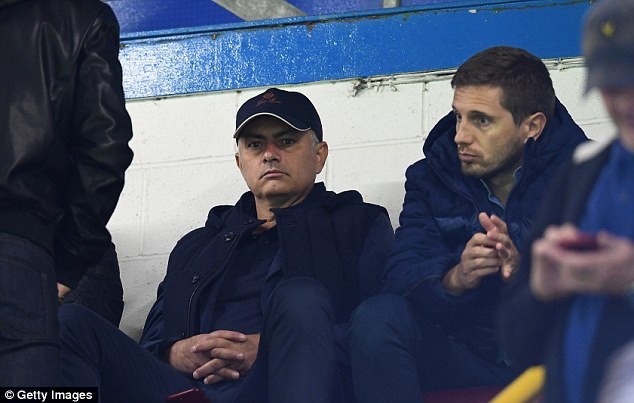 穆里尼奥低调现身考察对手