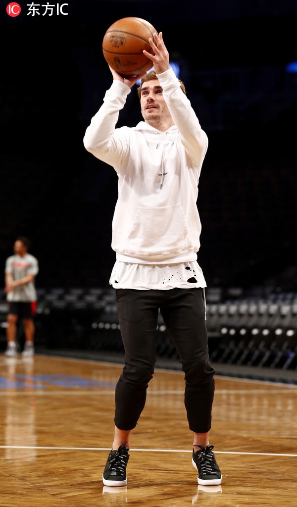 格列兹曼看NBA秀篮球技艺