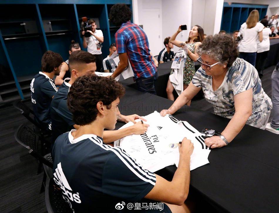 羡慕！皇马给球迷签名+合影