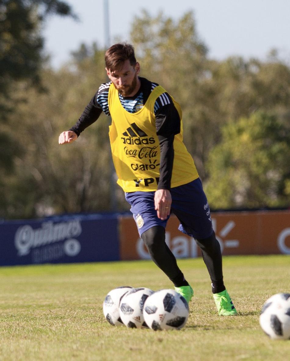 阿根廷训练 梅西特写美图