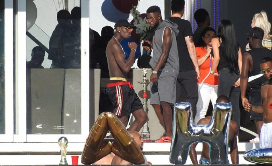 博格巴搞比基尼趴成人女星助阵