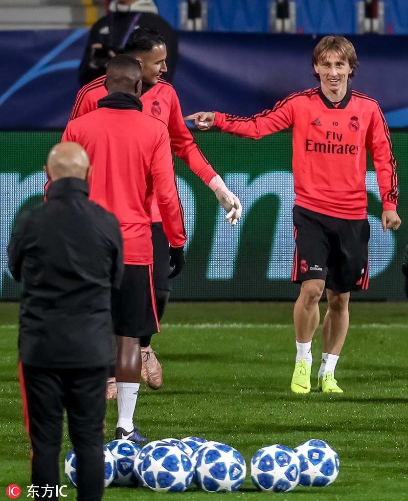 皇马训练 魔笛拉莫斯爱的抱抱