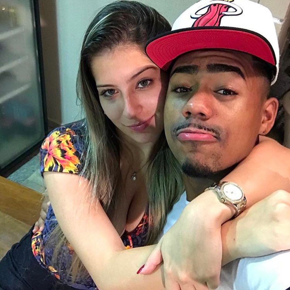 又一对青梅竹马巴萨新援和女友