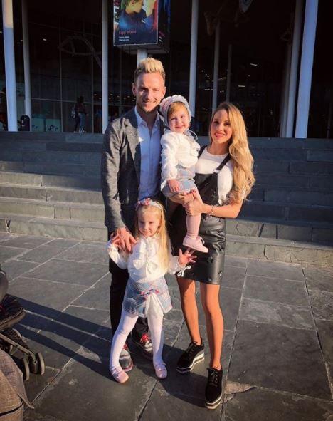 [花边社]巴萨大将娇妻身材火辣