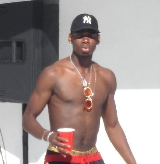 博格巴搞比基尼趴成人女星助阵