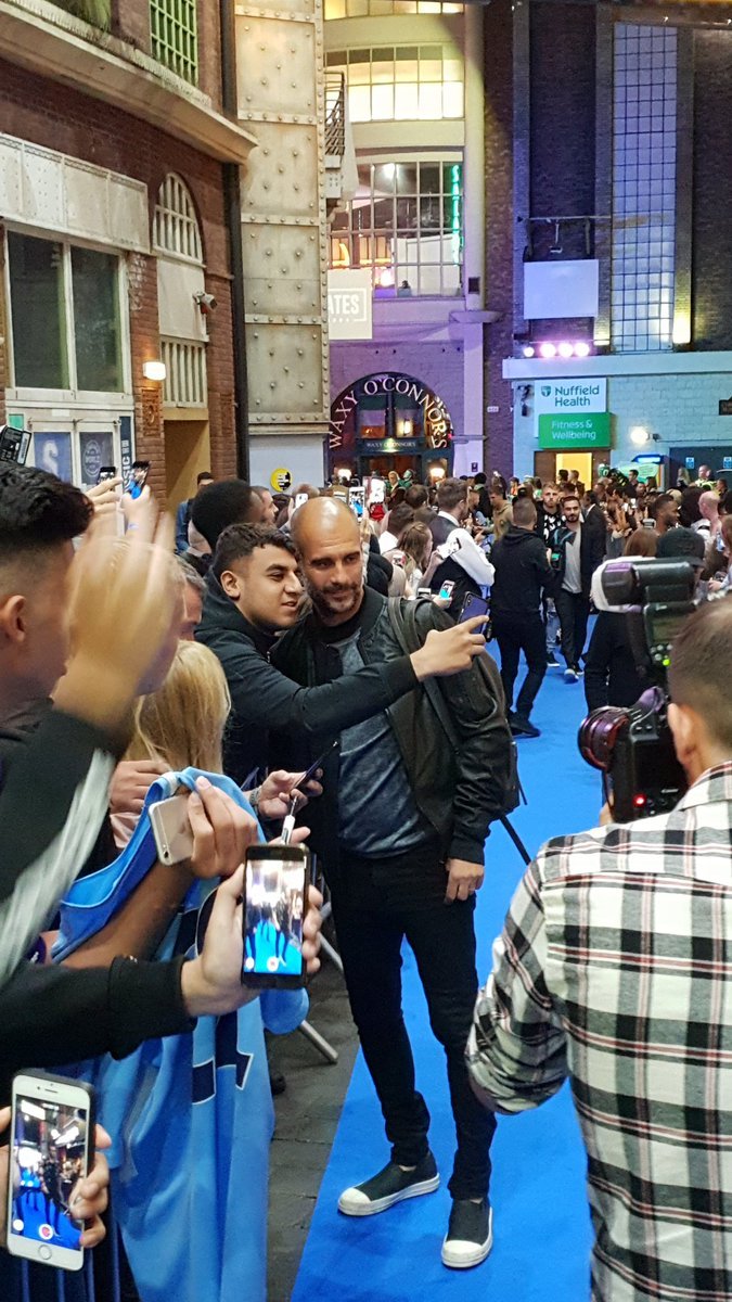 曼城纪录片首映 众星出席