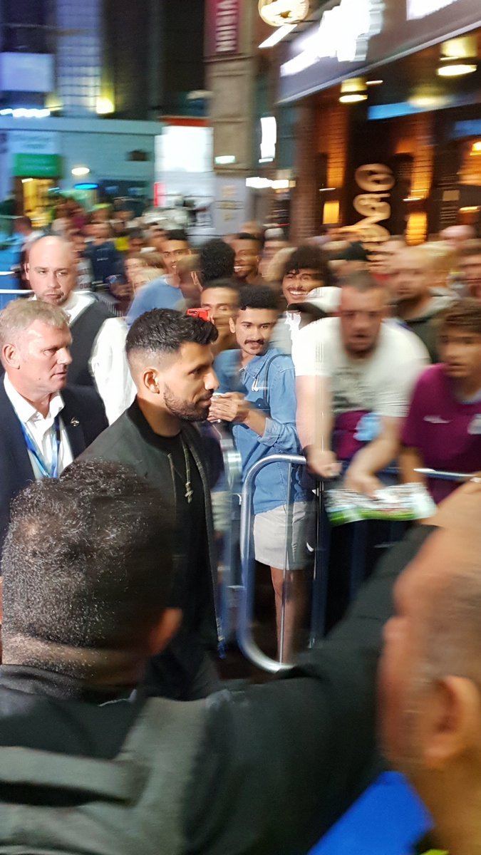 曼城纪录片首映 众星出席