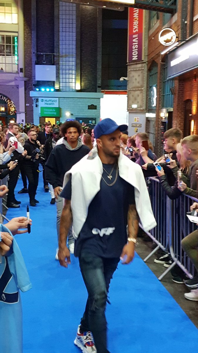 曼城纪录片首映 众星出席