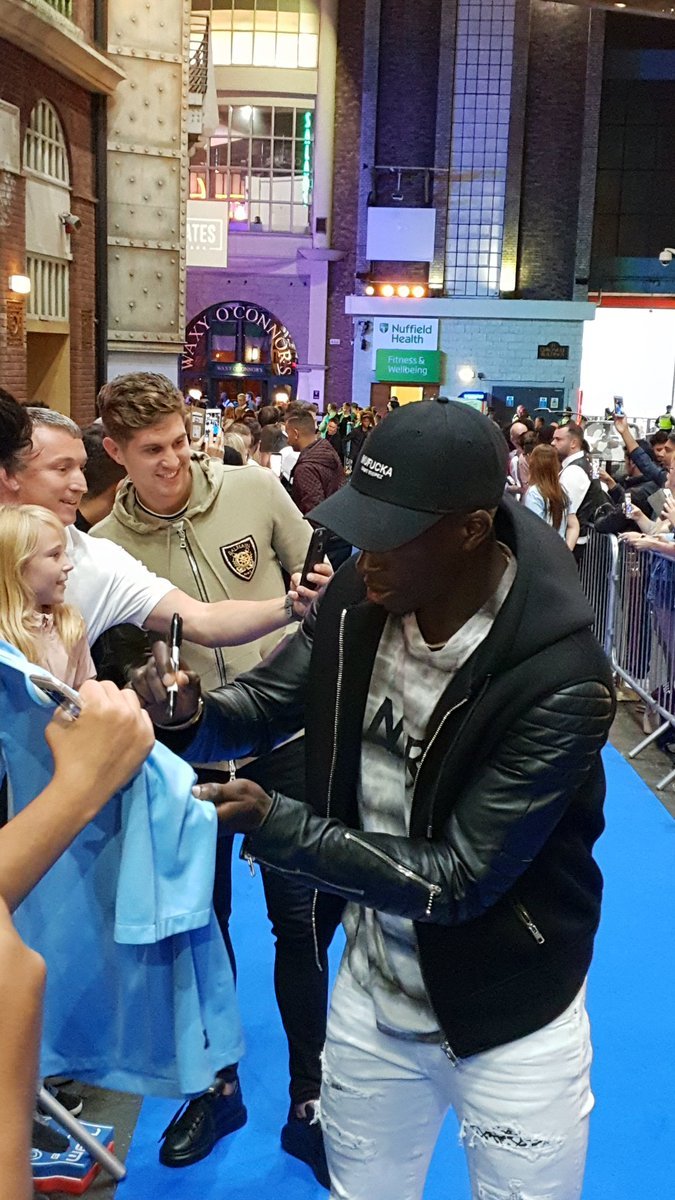 曼城纪录片首映 众星出席