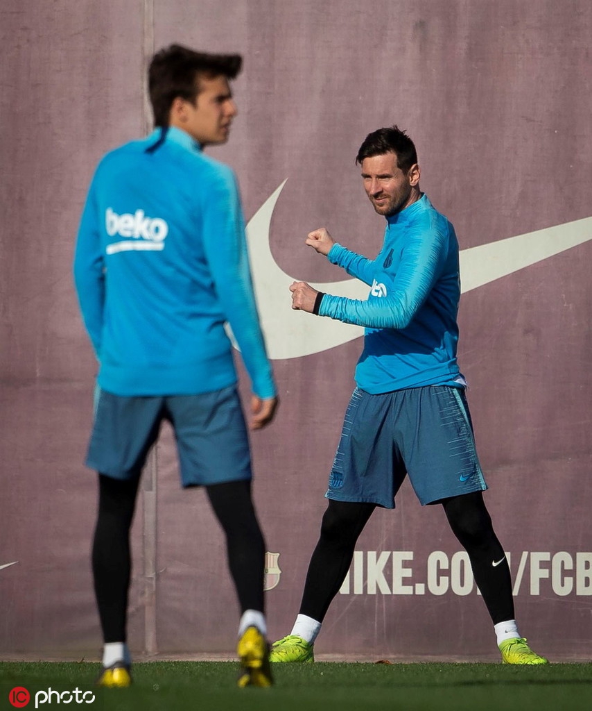 巴萨训练备战 梅西若有所思