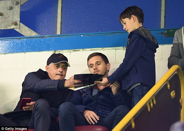 穆里尼奥低调现身考察对手