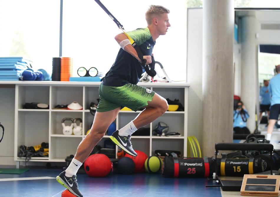 曼城训练 阿圭罗大腿抢镜