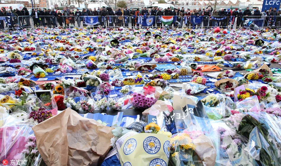 瓦尔迪等莱斯特球员悼念老板