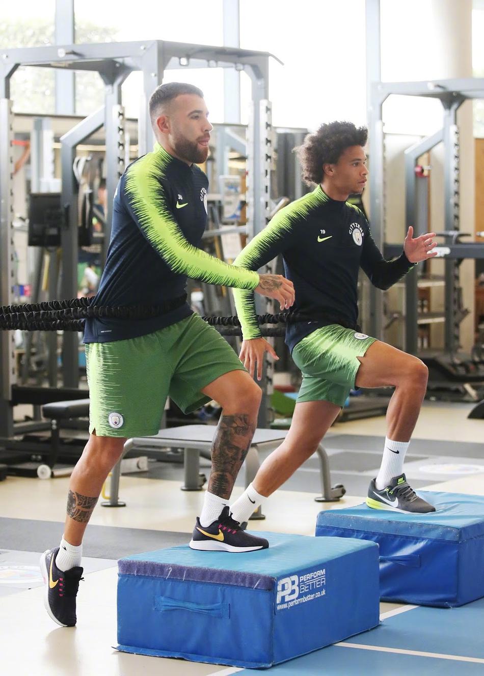 曼城训练 阿圭罗大腿抢镜