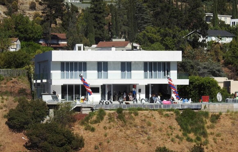 博格巴搞比基尼趴成人女星助阵