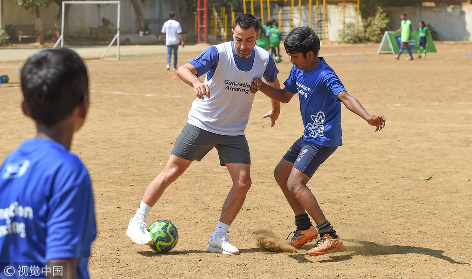 哈维出席活动与小球员同场竞技