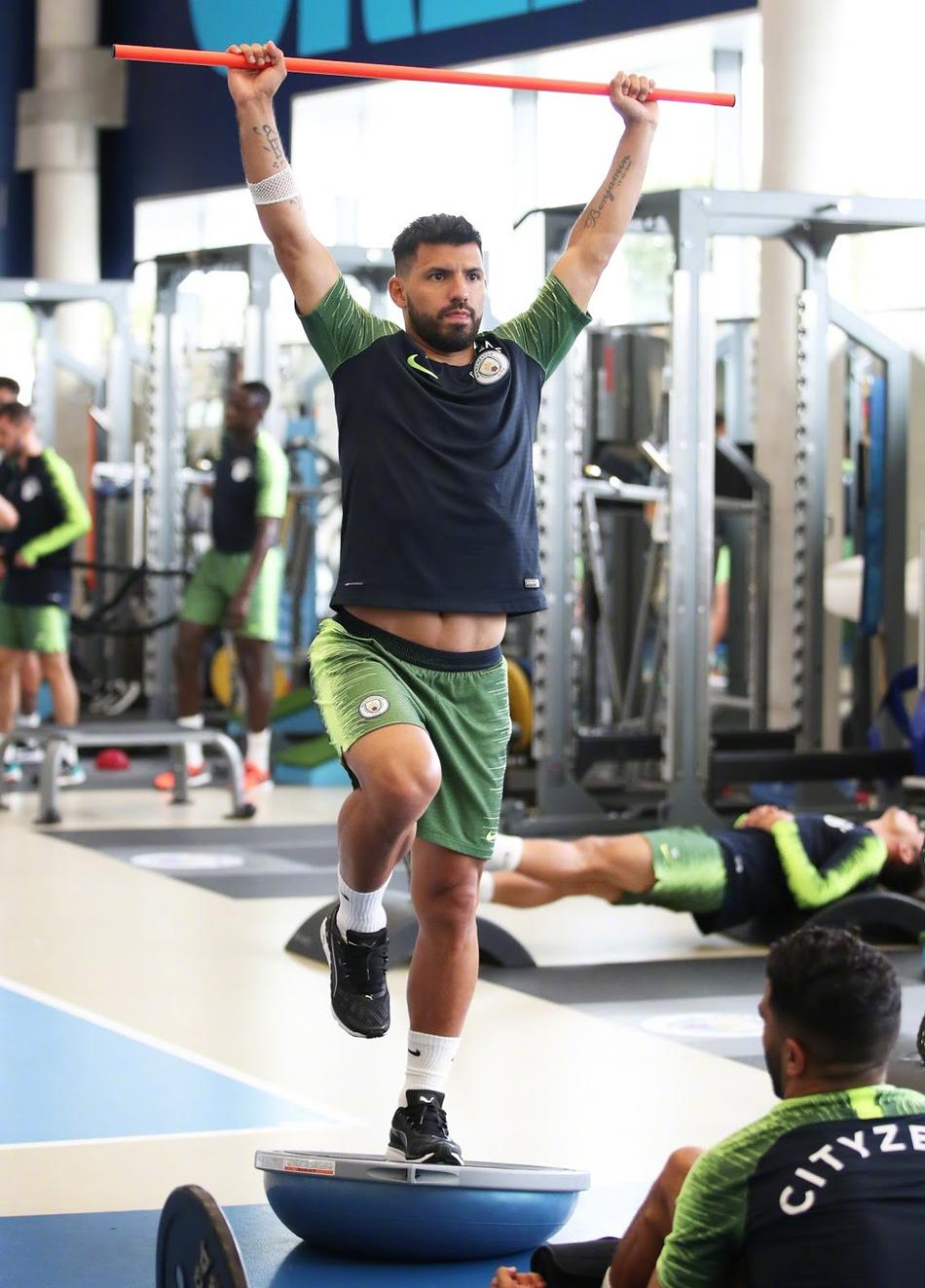 曼城训练 阿圭罗大腿抢镜