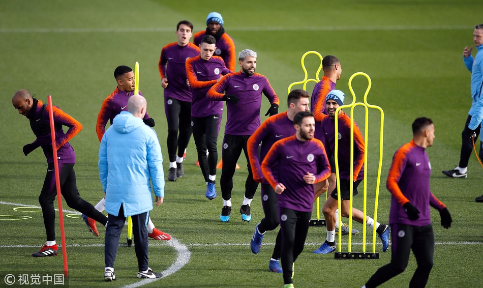 曼城备战欧冠 阿圭罗发型抢镜