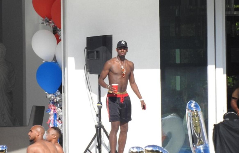 博格巴搞比基尼趴成人女星助阵