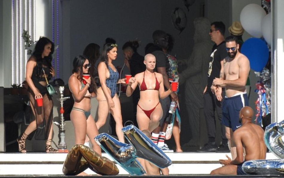 博格巴搞比基尼趴成人女星助阵